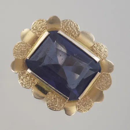 Ring med lila sten, Ø 18 mm, höjd 31,5 x 25,5 mm, små repor på stenen, 18K Vikt: 19,7 g