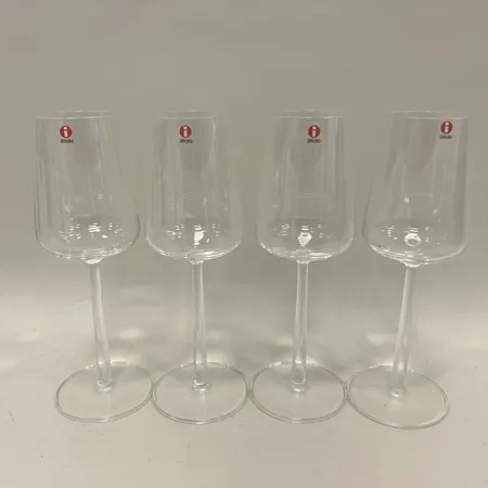 Fyra Vitvinsglas, iittala, 33cl, höjd 23cm, serie Essence, design Alfredo Häberli Skickas med paket.