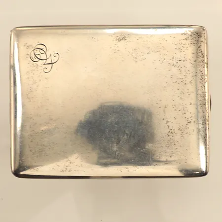 Cigarettetui, längd 11cm, bredd 9cm, gravyr, silver  Vikt: 155,6 g