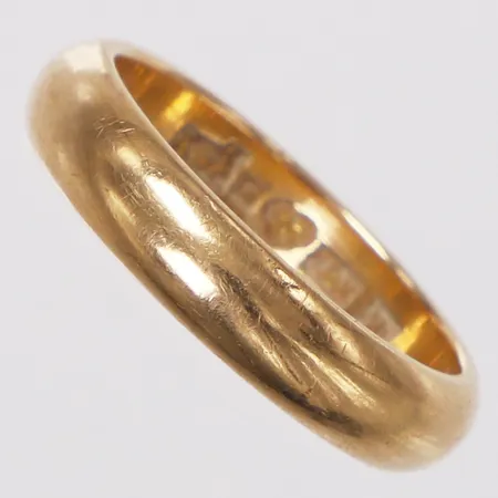 Ring, slät, stl 18¼, bredd 4,5mm, AGÅ, År 1975, gravyr, 18K Vikt: 7 g