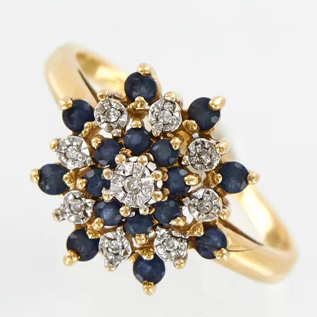 Ring med diamanter ca 0,09ctv samt safirer, stl 18½, bredd 14,5mm, gul/vitguld, 18K Vikt: 3,2 g