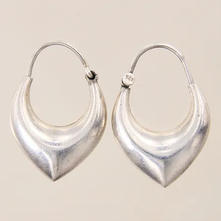 Ett par örhängen, 27x19mm, ostämplade, silver 830/1000 Vikt: 7,1 g