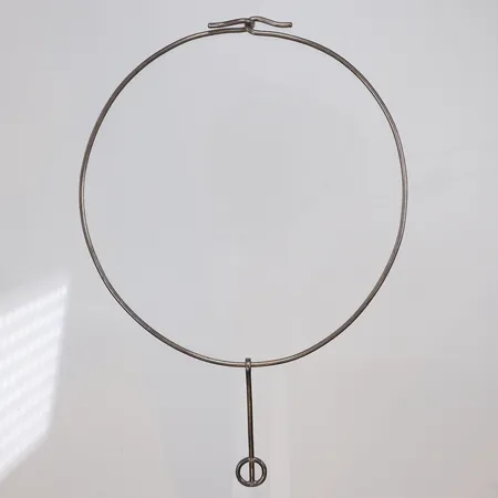 Collier med hängande detalj, stelt Ø11,5cm, slitage HWE (Helena Welander) Göteborg, silver 925/1000 Vikt: 16,5 g