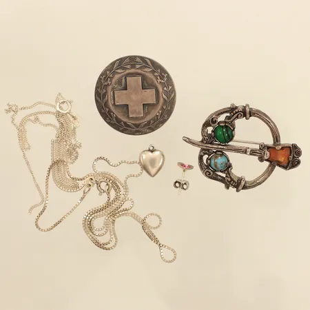 Diverse silver smycken, defekt, silver  Vikt: 31,9 g