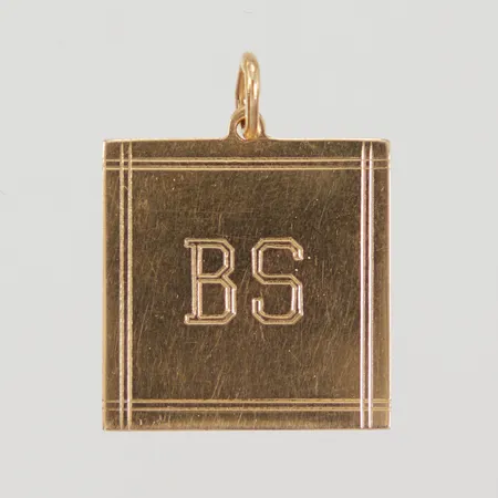Hänge, med monogram gravyr, 20x25mm, 18K  Vikt: 3,2 g