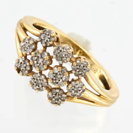 Ring med 69st diamanter ca 0,25ctv, stl 15½, bredd 8,5mm, defekt, en sten saknas, 18K Vikt: 2,8 g