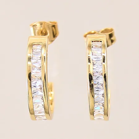 Ett par örhängen med vita stenar, creoler, 16x4mm, 18K Vikt: 0,9 g
