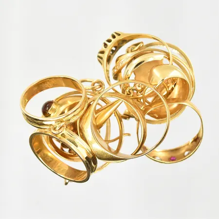 Diverse defekt guld med stenar, 18K. Vikt: 33,6 g