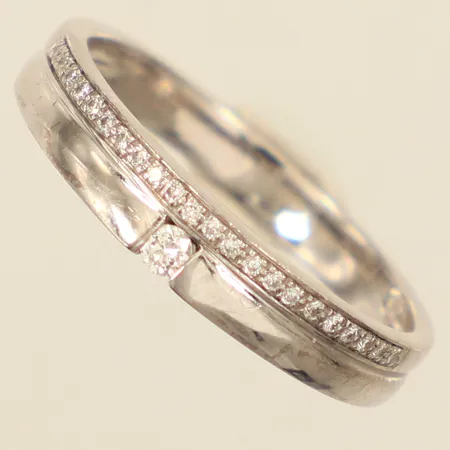 Ring vitguld med diamanter ca 1 x 0,03-0,05ct + 22 x 0,0025ct, stl 18, bredd ca 3-4mm, vitguld, Guldfynd, 18K Vikt: 3,4 g