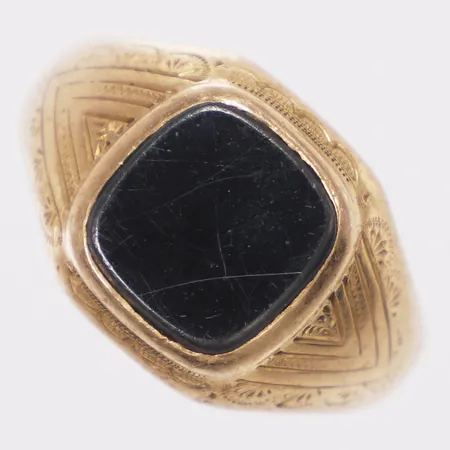 Ring, troligen hematit, stl 18, bredd 3,5-12,5mm, Michelsson Guldsmed H, 1945, repig sten, 18K Vikt: 9,1 g