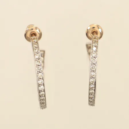 Ett par örhängen med diamanter ca 54x 0,02ct, Ø28mm, bredd ca 2,5mm, vitguld, ostämplat, snurrebussar i 14K, 18K Vikt: 7,2 g
