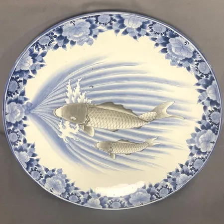 Fat med dekor av fiskar, Japan, tidigt 1900-tal, ca Ø60cm, slitage i glasyr,  åldersbetingat slitage.  Skickas med Bussgods eller PostNord