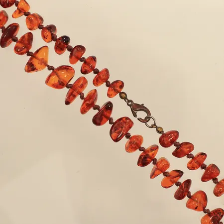 Collier, bärnsten, längd 44cm, bredd ca11-14mm, lås i oädel metall