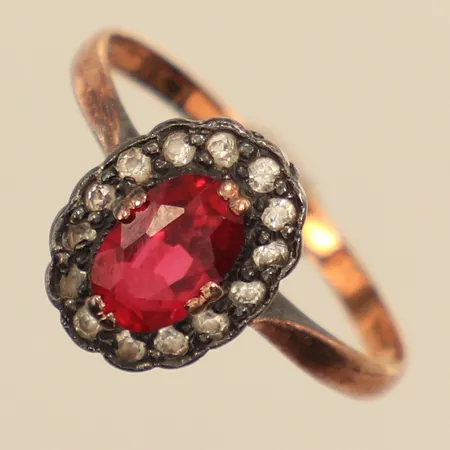 Ring, syntetisk rubin, vita stenar, stl 17¼, bredd 1,4-11,4mm, ovandel i silver, 18K, bruttovikt 1,9g Vikt: 1,9 g