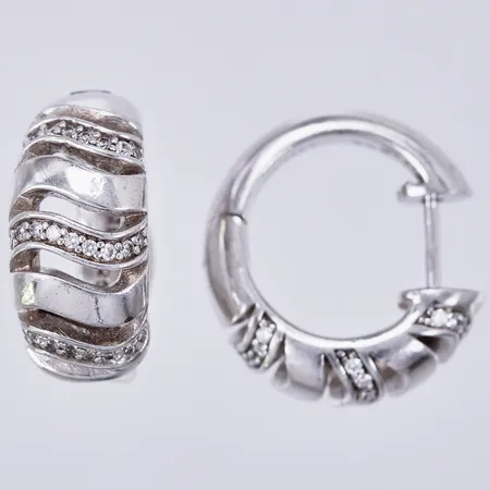Ett par örhängen med vita stenar, Esprite, längd: ca 1,5cm, bredd: ca 4-8mm, 925/1000, silver Vikt: 9,7 g