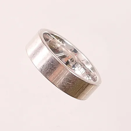 Ring, Ø18, bredd:6mm, gravyr, vitguld 18K 10,2g.