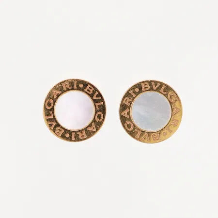 Ett par örhängen "Mother of Pearl" Bvulgari, Ø10mm, snr A5M4WM, 18K Vikt: 3,5 g