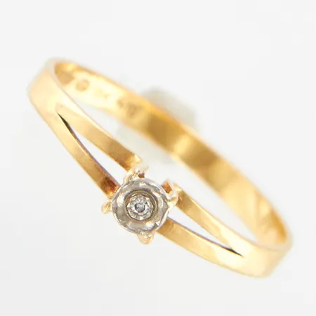 Ring med diamant ca 0,01ct, stl 16¾, bredd 3mm, gul/vitguld, 18K  Vikt: 1,2 g