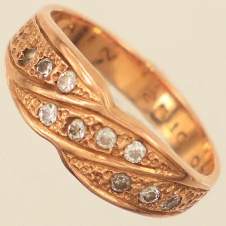 Ring med vita stenar, stl 17, bredd ca 3-7mm, gravyr, 18K Vikt: 4,2 g