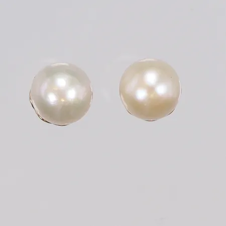 Ett par Örhängen med odlade saltvattenpärlor Ø5,6mm, stoppers saknas, 18K Vikt: 0,9 g