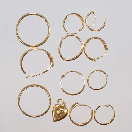 Diverse guld, defekt med gravyr 18K Vikt: 9,8 g