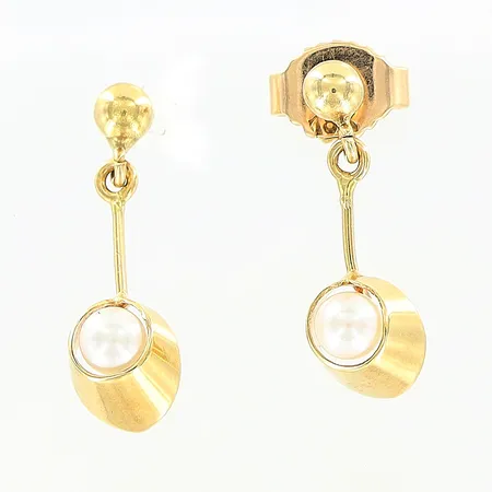 Ett par örhängen, odlade pärlor, 17mm, en stopp saknas, en stopp i gummi, 18K Vikt: 1,4 g