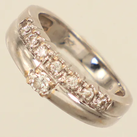 Ring med diamanter ca 1 x 0,07ct, 7 x ca 0,02ct, totalt 0,21ct enligt gravyr, stl 14¾, bredd ca 3-5mm, vitguld, repig, 18K Vikt: 3,7 g