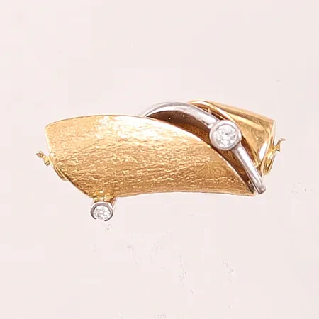 Lås Per Borup, till pärlcollier, diamanter 1x ca 0,05ct + 1x ca 0,03ct, stämplad "P.Bo 750", 27mm, 18K 9,6g.