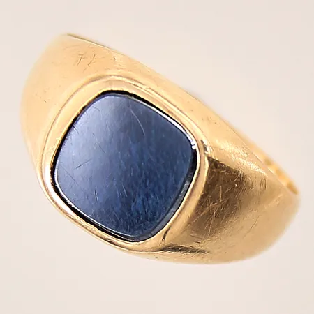 Ring med hematit, stl 19, bredd 3-12mm, något repig skena, sten med repor, 18K  Vikt: 4,3 g