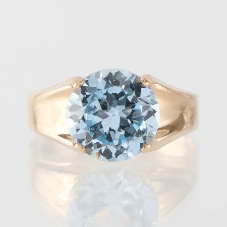 Ring med sten, storlek 17 ½ mm, bredd 2.9-9.7 mm, 18k. Vikt: 3,1 g