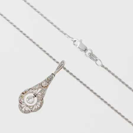 Collier med hänge, vitguld med diamanter 1xca 0.10 ct, 1xca0.03 ct, 15xca 0.005 ct, längd ca 44 cm, hängets höjd ca 29 mm, 18k. Vikt: 5,9 g