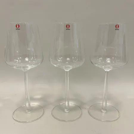 Tre Rödvinsglas, 45cl, höjd 23cm, iittala, serie Essence, design Alfredo Häberli Skickas med paket.