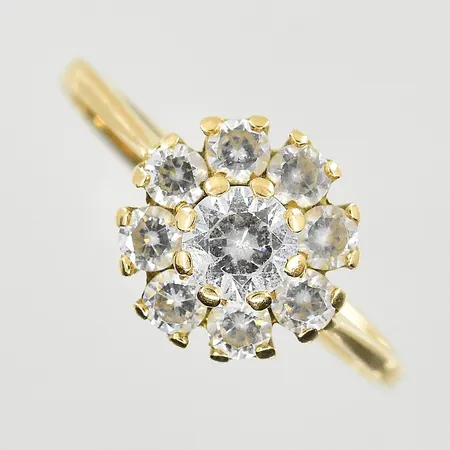 Ring med vita stenar, stl 17, bredd 2-10 mm, skev skena, 18K. Vikt: 2,6 g