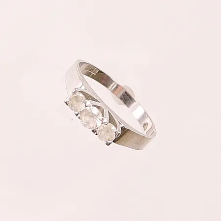 Ring, Ø17¼, bredd:4mm, vita stenar, 18K 3,2g.