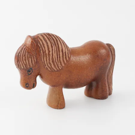Häst Lisa Larson, bränndefekt på framfoten, ej signerad, längd ca 12 cm. Skickas med paket.