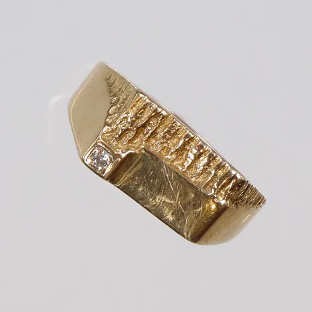 Klackring mönstrad med diamant 1xca0,02ct, stl 20, bredd 3-8mm, BEH (Bengt Hallberg) 18K Vikt: 5,6 g