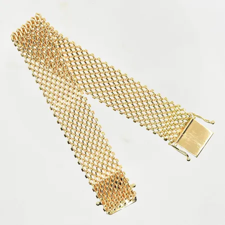 Armband, halvstel modell, längd 18½ cm, bredd 16 mm, tillverkat C10/1977, 18K. Vikt: 40,5 g