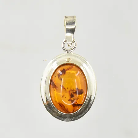 Hänge med bärnsten, längd 32 mm, bredd 17 mm, 925/1000 silver. Vikt: 3,7 g
