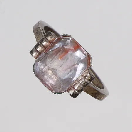 Ring med färgat glas stl 16 bredd 1,5-9mm, stämplad RM silver 830/1000 Vikt: 2,3 g