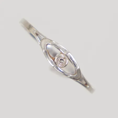Ring stl 17, bredd 1,2-4mm, vit sten, vitguld 18K Vikt: 0,9 g