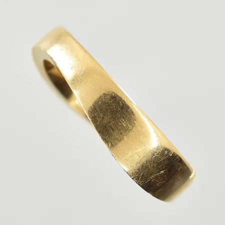 Ring, stl 18, bredd 3-5 mm, gravyr, 18K. Vikt: 7 g