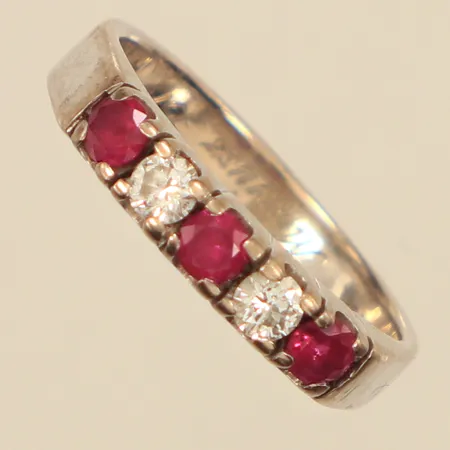 Ring, diamanter 2xca0,10ct, syntetiska rubiner, stl 16, bredd 3,6mm, gravyr, vitguld, 18K Vikt: 4,4 g