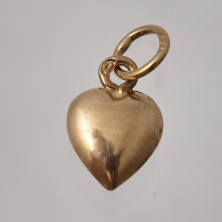 Hänge  i 18K guld, ått 6,9x13mm, importstämpel, vikt 0,28g.