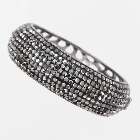 Stelt armband, med svarta stenar, öppningsbart, 50x62mm,  bredd: 22mm, svartmetall med genombruten dekor