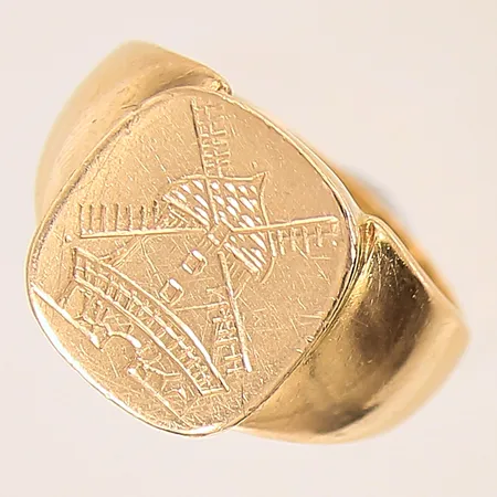 Klackring med dekor av en väderkvarn, stl 20¼, bredd 4-16mm, skena med förminskningskula, 18K Vikt: 14,4 g