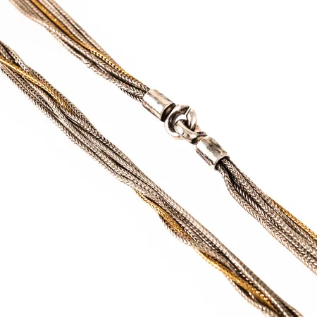 Pia Rauff: sexradigt collier i silver med en av länkarna i 18K guld (c:a 6g?). Den är 42 cm lång, varje länk är 1,7 mm bred- upplevs c:a 5 mm bred- och väger 28,8g. Stämplad RA925S. Små ojämnheter.