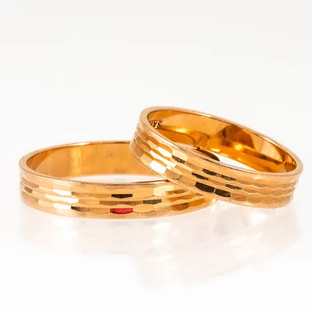 Graverat guld i 18K. Vikt: 4,7g. 