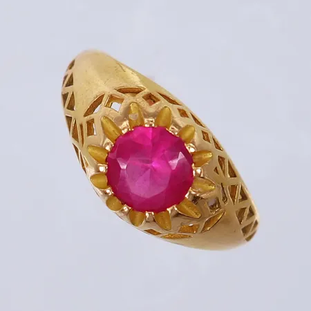 Ring med rosa sten, stl 17, ca bredd 2,5-10mm, skev, synlig lagning insida skena. 21K Vikt: 3,4 g