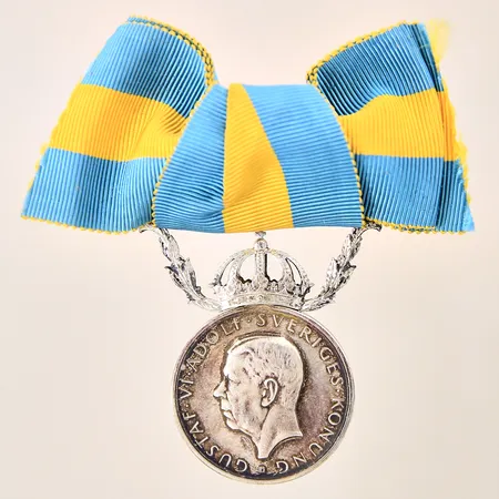 Medalj, För förtjänst om den frivilliga sjukvården, Gustav VI Adolf Sveriges Konung, tygband, Ø31mm, gravyr, oxiderad, silver 830/1000, bruttovikt: 19,5g Vikt: 0 g