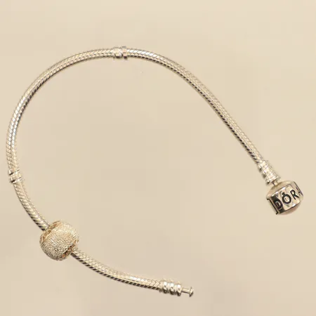 Armband, Pandora, en berlock, längd 18cm, bredd 3-10,2mm, silver 925/1000 Vikt: 15,3 g